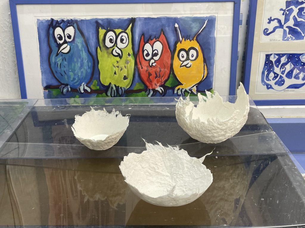 Papierschälchen aus weißer Baumwoll-Pulpe, von meiner Künstler-Kollegin Barbara Schaude-Günney im Juni 2026 bei einem Papierworkshop in meiner Werkstatt gemacht.
